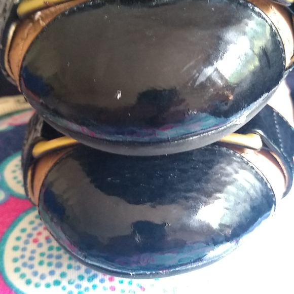 Woman's 6 1/2  Bandolino Leather Flat - Picture 8 of 8